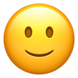 Слегка улыбающееся лицо Эмодзи на Apple macOS и iOS iPhone