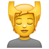Persona a la que están masajeando la cabeza Emoji WhatsApp